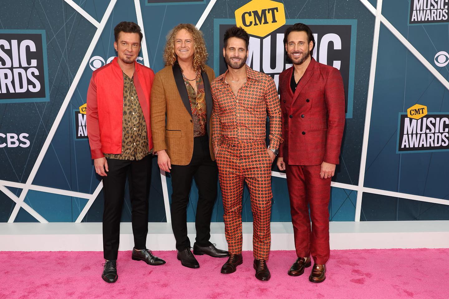 It’s always a party @cmt Awards! 

📸: Jason Kempin 

Styled by: 
@kristaroser
Assisted by: 
@clairetjohnson 
Tailor: 
@andrealacey
Grooming : 
@sharlamakeuphairnashville 

@helenanthonyofficial 
@barolloitaly
 @oceanrebel
@allsaints 
@bonobos
@mrettika
@kennethcole
@dreubeckemberg